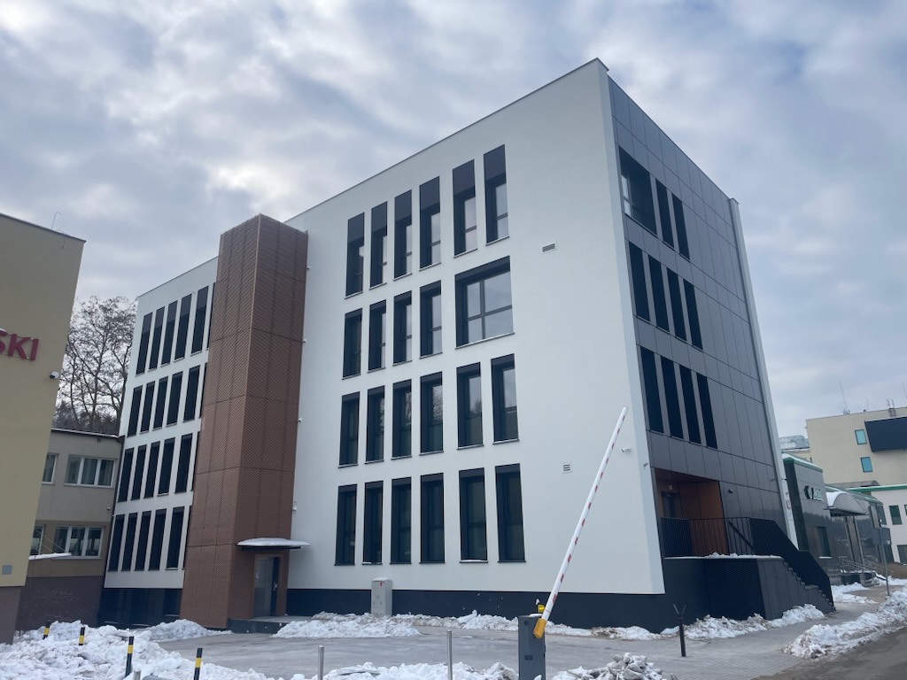 Zdjęcie przedstawia budynek po modernizacji przy ul. Partyzantów 74